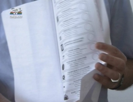Buletin de vot sau carte? La Comrat alegatorii vor avea in fata cel mai mare buletin de vot
