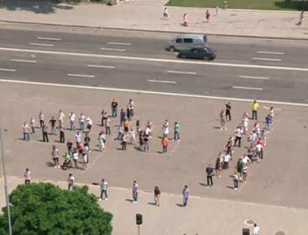 VIDEO. +1 vot pe jumatate: La flash-mobul din PMAN a fost o prezenta sub asteptari