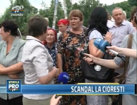 Protest cu scandal la Cioresti, unde fotoliul de primar este in continuare disputat intre un PLDM-ist si un democrat