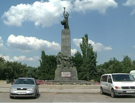 Monumentul dedicat comsomolistilor a fost VANDALIZAT din nou. VEZI aici imagini