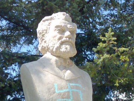 FOTO. Bustul lui Ion Creanga de pe Aleea Clasicilor din Balti a fost PROFANAT