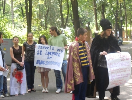 FLASH-MOB al tineretului liberal: Istoria nu se imparte in euro standarde