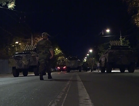 VIDEO. Blindate prin capitala in toiul noptii. Militarii au repetat pentru parada