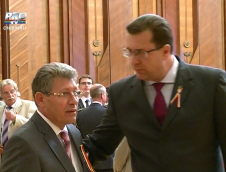 VIDEO. Lupu il linisteste pe Ghimpu la receptia oficiala de Ziua Independentei