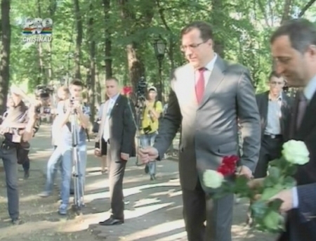 VIDEO. LIMBA ROMANA, omagiata IMPREUNA de guvernare. VEZI AICI ce cred liderii AIE despre LIMBA NOASTRA