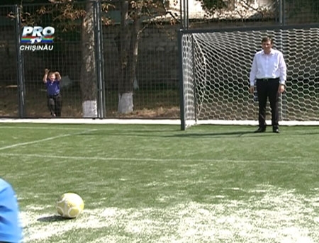 Dorin Chirtoaca a facut-o pe portarul - si-a stricat ceasul si a primit o minge in nas. VIDEO