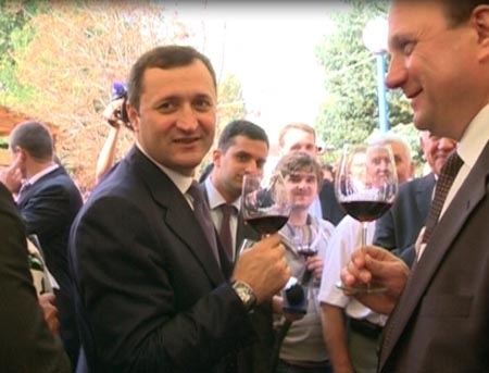 Cu paharul in mana. AFLA cum au sarbatorit politicienii Ziua Vinului