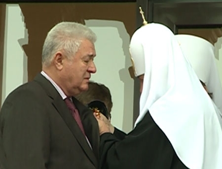 DISTINCTIE LACRIMOGENA: Patriarhul Kiril il decoreaza pe Vladimir Voronin. VIDEO