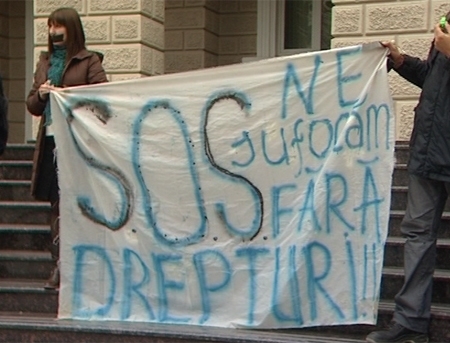 VIDEO. PROTEST impotriva MAI. Cativa tineri vor DEMISIA lui Roibu. AFLA de ce 