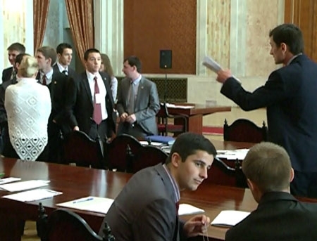 Parlamentul tinerilor - copia fidela a Legislativului "mare". SCANDALUL, pe ordinea de zi