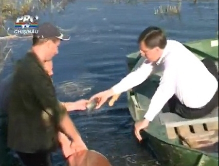 Primaria a pus pestele la pascut! Lacul Valea Morilor prinde viata