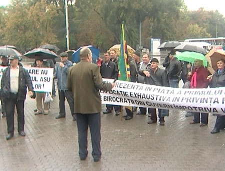 VIDEO. Cer o lege a voluntarilor. Veteranii razboiului de pe Nistru au PICHETAT guvernul