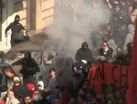 VIDEO. Banci ATACATE si masini INCENDIATE in centrul Romei, in timpul manifestatiei "indignatilor"