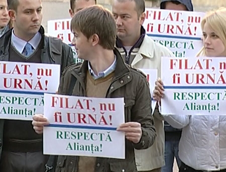 VIDEO. Flash-mob pro-AIE in fata Parlamentului: Filat, nu fi urna, respecta Alianta!