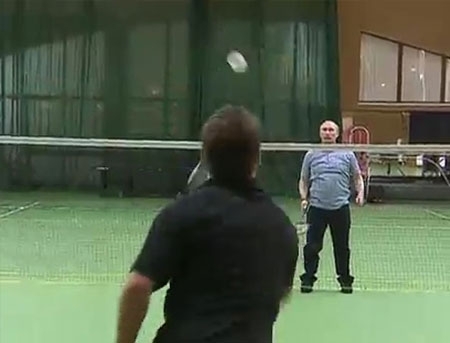 Promovarea sportului sau spot electoral? Medvedev si Putin joaca badminton. VIDEO