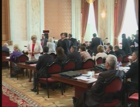 Liderii AIE: Nu ne facem mendrele, mergem sa negociem cu comunistii alegerea sefului statului