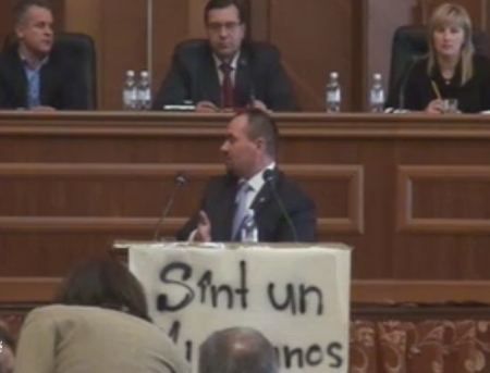 FOTO. CIRC in Parlament: Comunistii au afisat un banner dedicat lui Zubco - SUNT UN MINCINOS!