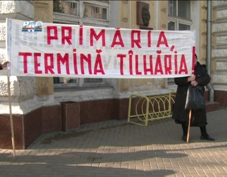 VIDEO. IMBRANCELI si INJURATURI la protestul Maiei Laguta de la Primarie