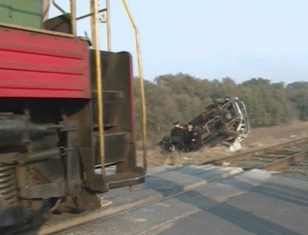 VIDEO. TRAGEDIE la Anenii Noi: 8 morti si 15 raniti, dupa ce un TREN a lovit un MICROBUZ