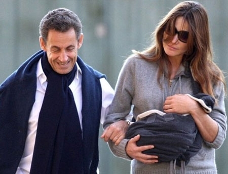 GALERIE FOTO: Nicolas Sarkozy si Carla Bruni si-au scos fetita in lume