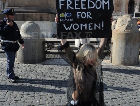 FOTO. Topless in Vatican: O feminista ucraineana s-a dezbracat imediat dupa rugaciunea Papei