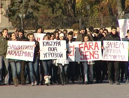 PROTEST la Guvern. Studentii Academiei de Teatru si Arte Plastice nu vor RESTRUCTURARE
