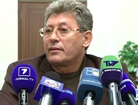 Ghimpu a venit la intalnire cu CARTEA lui GHEORGHE GHIMPU si a intrat HOTARAT in sedinta: DOAR LUPU!