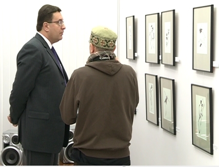 Nici la expozitie nu uita de suparari! "Femeia seducatoare" vazuta de politicieni. VIDEO