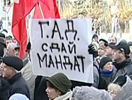 SCANDAL in Parlament. Comunistii au afisat un poster cu inscriptia: Ð“.Ð.Ð”. , ÑÐ´Ð°Ð¹ Ð¼Ð°Ð½Ð´Ð°Ñ‚!