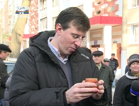 "La Ciocana se bea vin cu cana". Dorin Chirtoaca a baut izvar la inaugurarea unui teren de joaca. VIDEO 