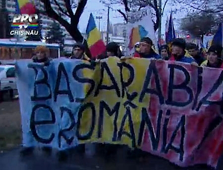 VIDEO. Sarbatoare la Chisinau. Ziua Romaniei marcata cu panglici tricolore, depunere de flori si Hora Unirii