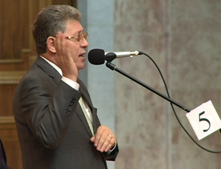 Din parlament, pe toloaca. Deputatii s-au trimis reciproc la pascut gastele ori la invartit coada vacii