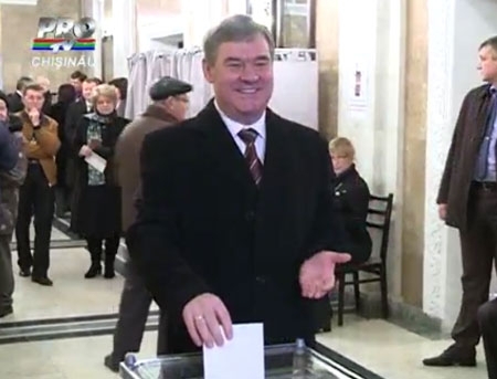 VIDEO. Alegeri in stanga Nistrului: Smirnov se plange de PR negru, Kaminski vorbeste in romana