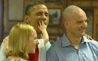 VIDEO. Un bebelus face haz de cel mai puternic om de pe planeta. Cum reactioneaza Obama 