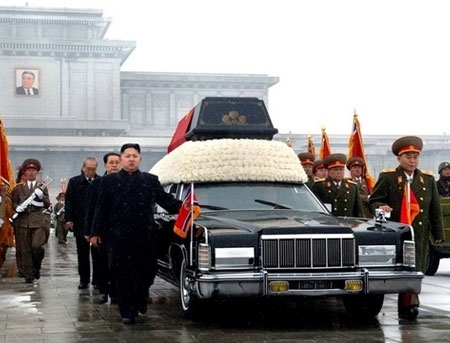 Kim Jong-il, condus pe ultimul drum de o masina americana, desi liderul nord-coreean ura SUA