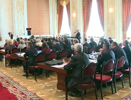 Comunistii ar putea inainta un candidat la PRESEDINTIE