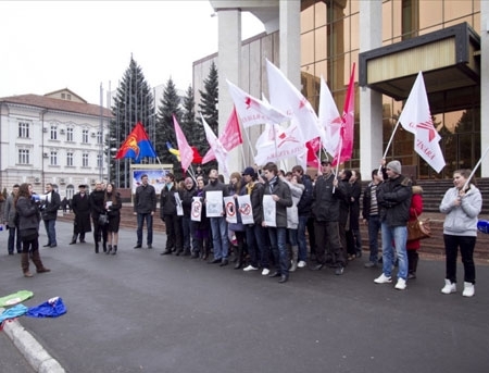 VIDEO. Protest la Parlament. Tinerii socialisti cer DEMISIA DE ONOARE a lui Marian Lupu