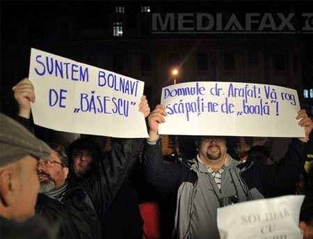 VIDEO. PROTEST la COTROCENI: Cateva SUTE de persoane au scandat lozinci impotriva lui Basescu 