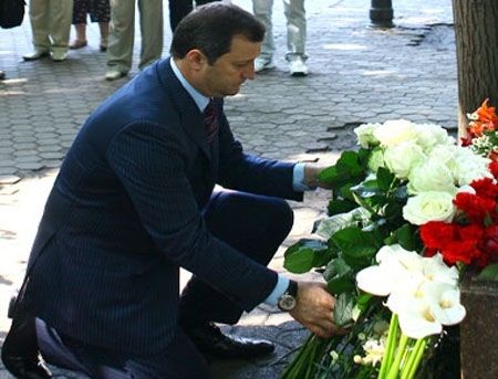 VIDEO. Liderii AIE au depus flori SEPARAT la bustul lui Mihai Eminescu. Ce a recitat Mihai Godea