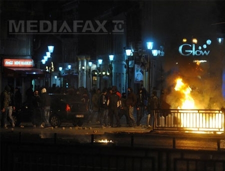 VIDEO. A treia zi de PROTESTE la Bucuresti: INCENDIERI si VANDALIZARI in Piata Unirii