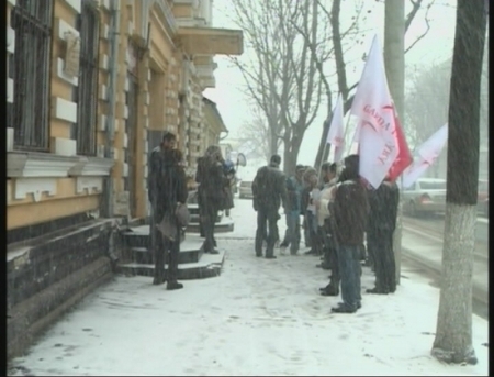 PROTEST la ambasada Romaniei. Manifestantii vor RECHEMAREA amasadorului Marius Lazurca