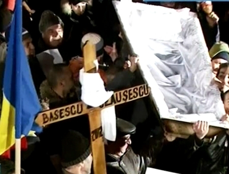 VIDEO. Romanii, DIN NOU in strada: Jos Basescu! Demisia! 