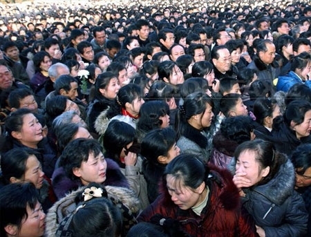 Un pitigoi si o floare, in doliu pentru Kim Jong-il. Presa continua sa relateze despre fenomenele SUPRANATURALE