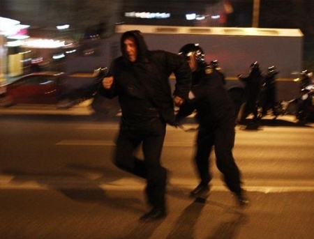 VIDEO. PROTESTE la BUCURESTI: Momentul in care suporterii AU ATACAT jandarmii