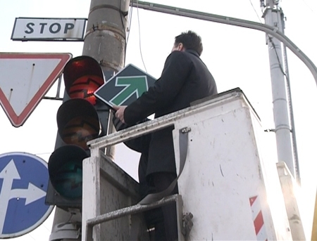 VIDEO. Schimbare la semafoare. Prima placuta neagra cu sageata verde instalata de edilul capitalei