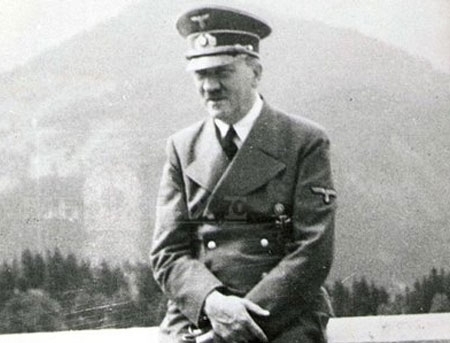 FOTO. Cum picta Hitler? Un tablou cu peisaj marin a fost scos la licitatie