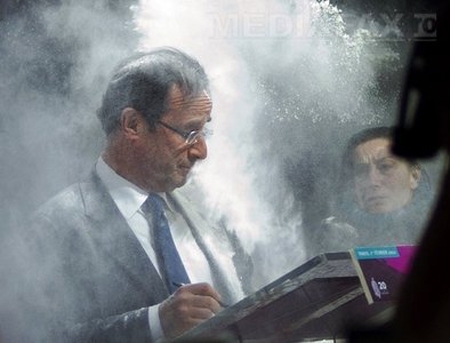 VIDEO. Candidatul socialist in scrutinul prezidential din Franta, ATACAT cu faina de o femeie
