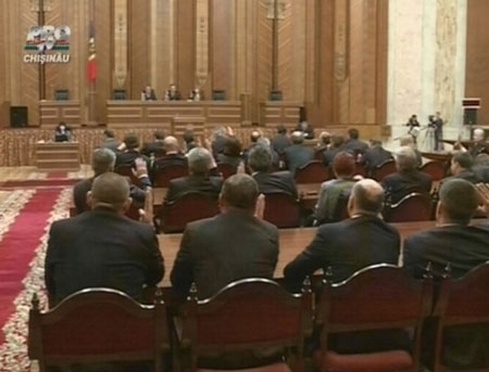 POZA ZILEI. Cum s-au DEZGOLIT FRUMOS deputatii moldoveni, dupa modelul slovac