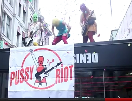 VIDEO. Protest MASCAT pe ritmuri PUNK. Ce canta tinerele impotriva lui Putin