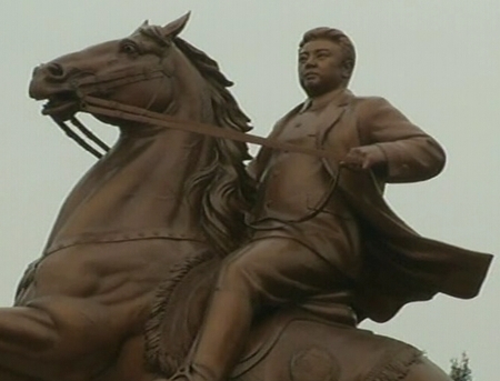 VIDEO. Doua monumente in cinstea lui Kim Jong-Il, dezvelite in lipsa actualului lider